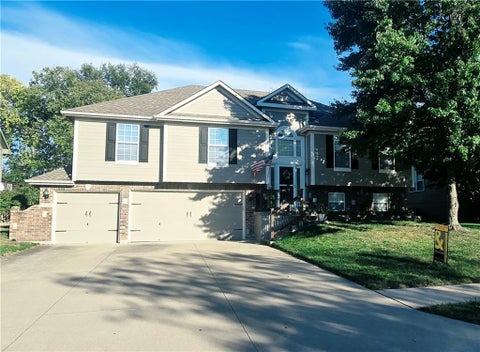 Photo of 1341 SE Dalton Drive, Lees Summit, MO 64081 (MLS # 2646850)