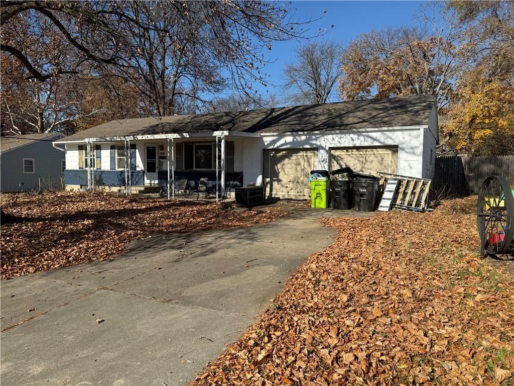 Photo of 10 E Pocahontas Lane, Kansas City, MO 64114 (MLS # 2592320)