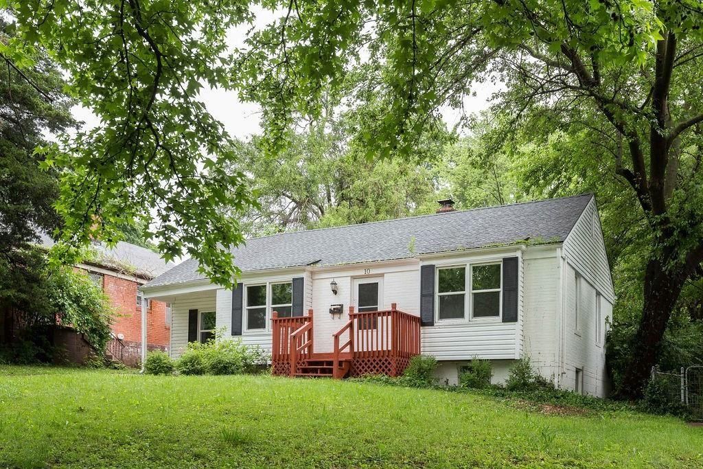 Photo of 10 E Pocahontas Lane, Kansas City, MO 64114 (MLS # 2592320)