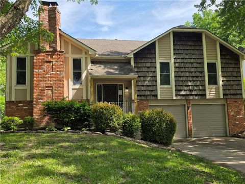 Photo of 13945 S Summertree Lane, Olathe, KS 66062 (MLS # 2619490)