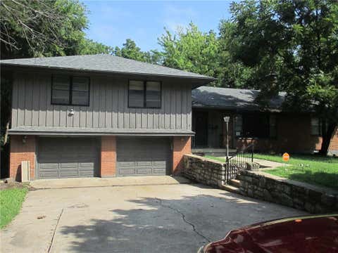 Photo of 6878 Sni- A- Bar Road, Kansas City, MO 64129 (MLS # 2638119)