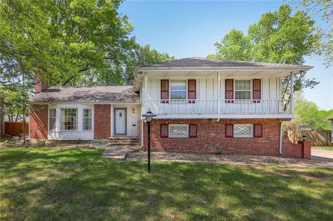 Photo of 406 W 109th Street, Kansas City, MO 64114 (MLS # 2615508)