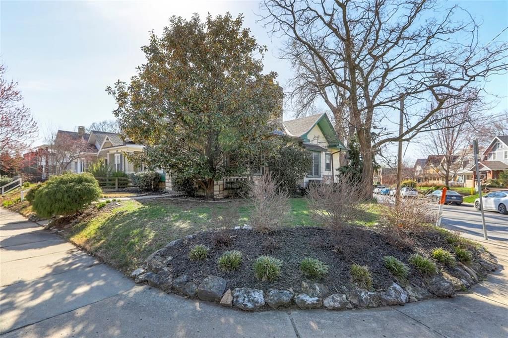 Photo of 829 W 40 Street, Kansas City, MO 64111 (MLS # 2607899)