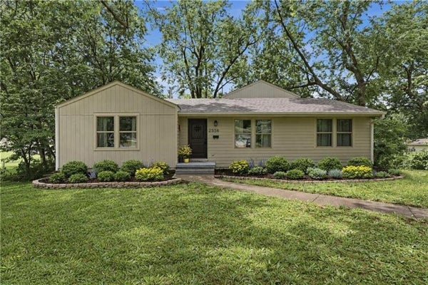 2526 QUEEN RIDGE DR, INDEPENDENCE, MO 64055 - Image e35b68a4fbbc0455d9400a371dbd39be/2065714220