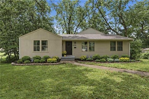 Photo of 2526 Queen Ridge Drive, Independence, MO 64055 (MLS # 2626723)