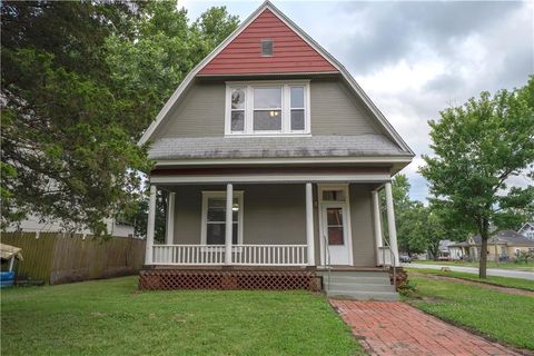 Photo of 615 W 6th Street, Coffeyville, KS 67337 (MLS # 2628296)
