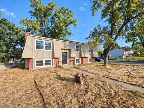 Photo of 1400 NW 65th Terrace, Kansas City, MO 64118 (MLS # 2648280)