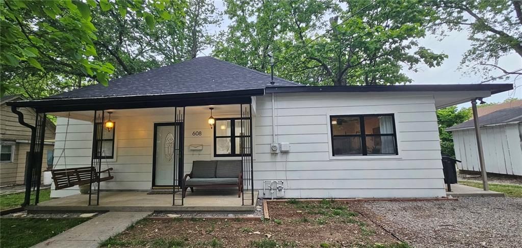 Photo of 608 W 8th Street, Pittsburg, KS 66762 (MLS # 2618310)
