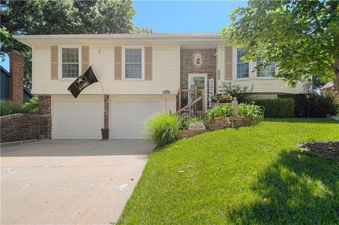 Photo of 204 S Brittany Drive, Olathe, KS 66061 (MLS # 2626152)