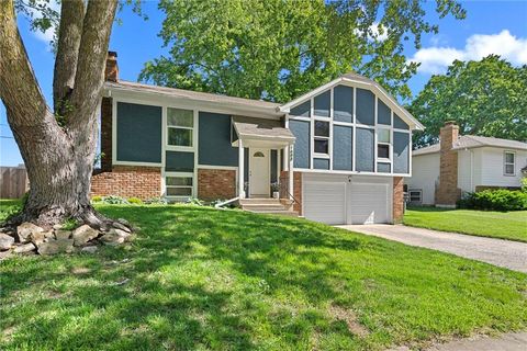 Photo of 1608 E 151st Terrace, Olathe, KS 66062 (MLS # 2619404)