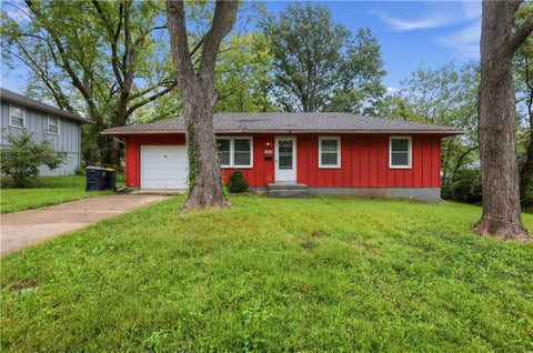 Photo of 11015 HERRICK Avenue, Kansas City, MO 64134 (MLS # 2643654)
