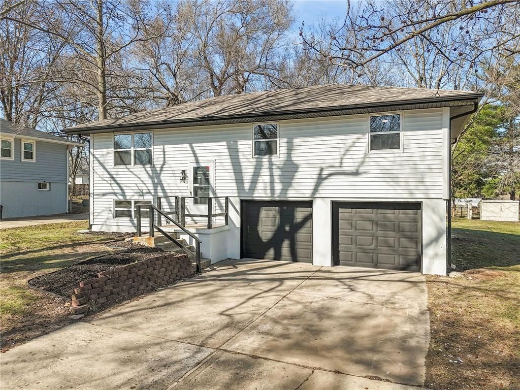 Photo of 901 SW Speas Drive, Blue Springs, MO 64014 (MLS # 2606601)