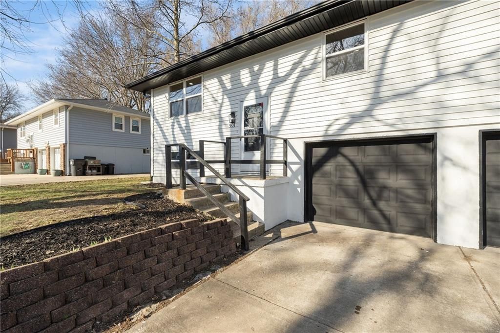 Photo of 901 SW Speas Drive, Blue Springs, MO 64014 (MLS # 2606601)