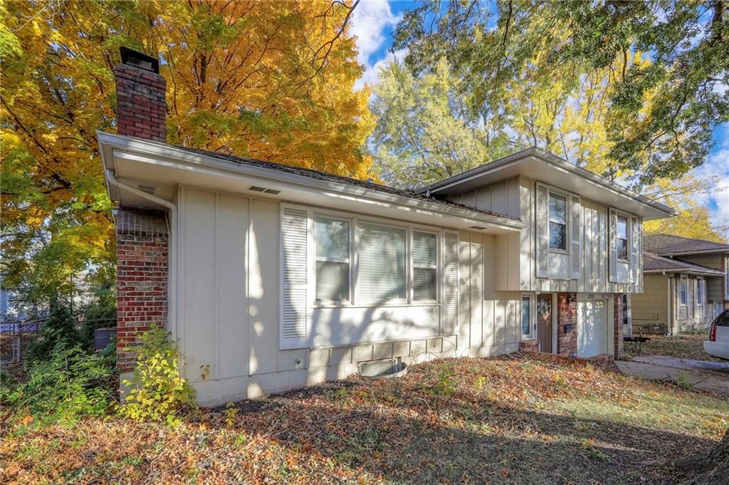 Photo of 11715 Fuller Avenue, Kansas City, MO 64134 (MLS # 2592438)