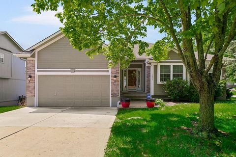 Photo of 1832 NE Stonewood Drive, Lees Summit, MO 64086 (MLS # 2616333)