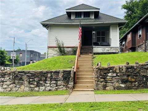 Photo of 542 Cypress Avenue, Kansas City, MO 64124 (MLS # 2626398)