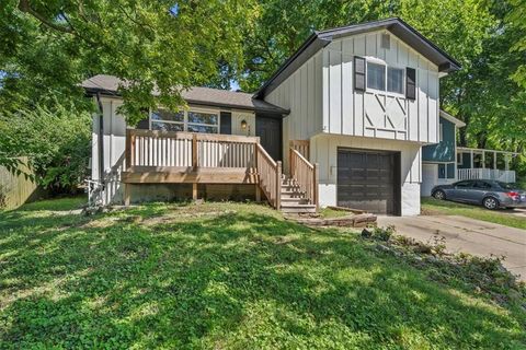 Photo of 4404 Elledge Drive, Roeland Park, KS 66205 (MLS # 2570433)