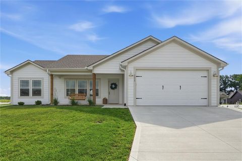 Photo of 1315 NE Redwood Court, Oak Grove, MO 64075 (MLS # 2628144)