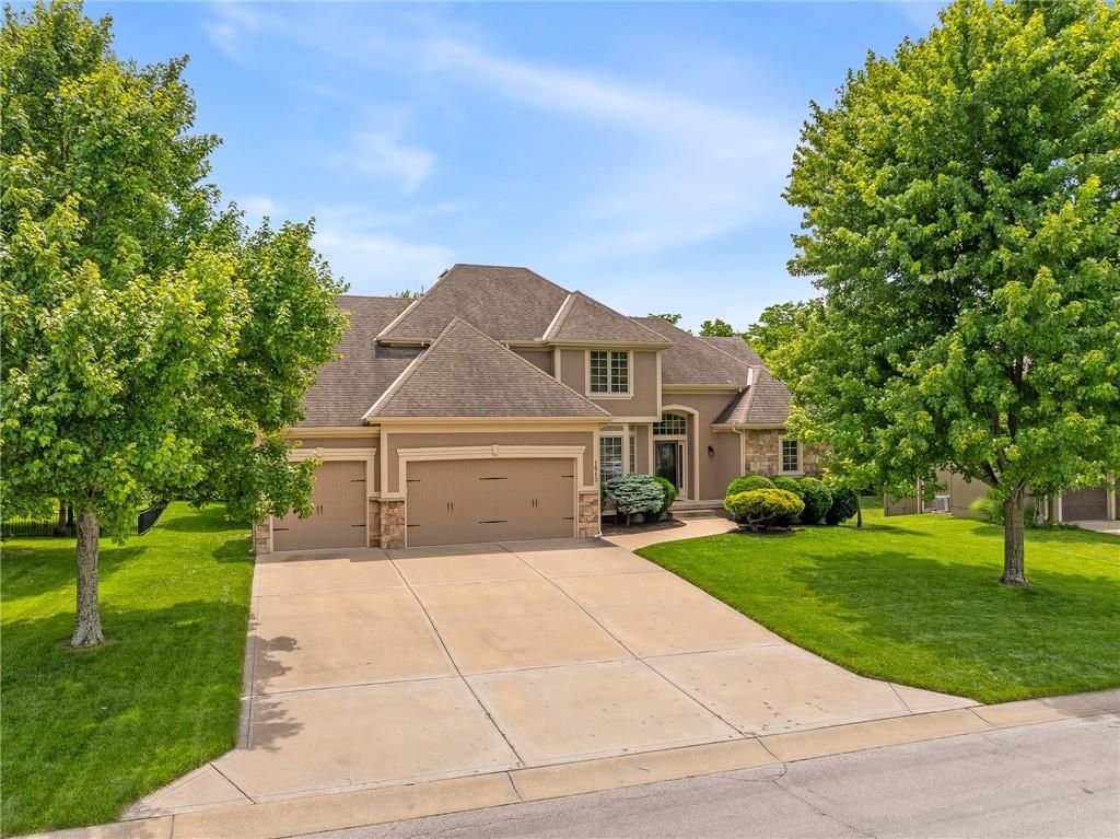 Photo of 1613 NE Shadow Valley Drive, Lees Summit, MO 64064 (MLS # 2623284)