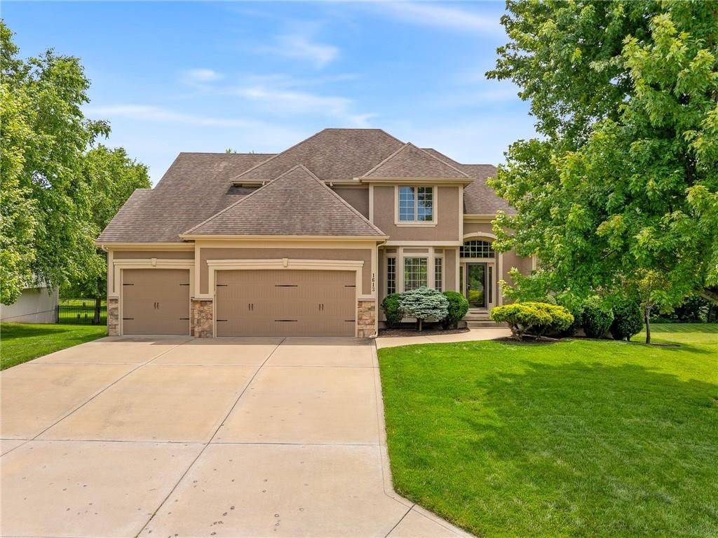 Photo of 1613 NE Shadow Valley Drive, Lees Summit, MO 64064 (MLS # 2623284)