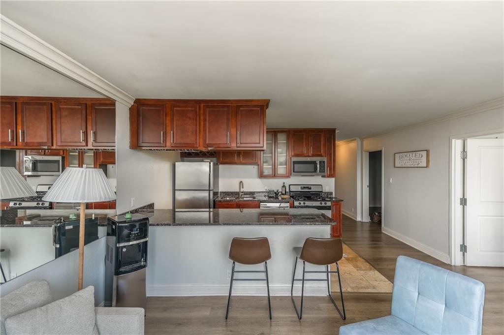 700 E 8TH Street 14 M