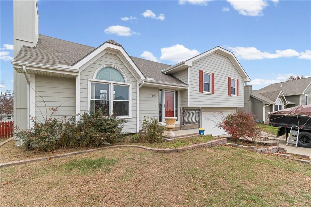 Photo of 828 Black Oak Drive, Liberty, MO 64068 (MLS # 2589550)