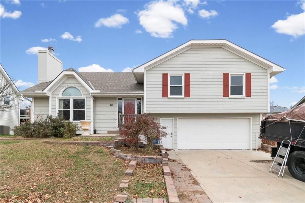 Photo of 828 Black Oak Drive, Liberty, MO 64068 (MLS # 2589550)