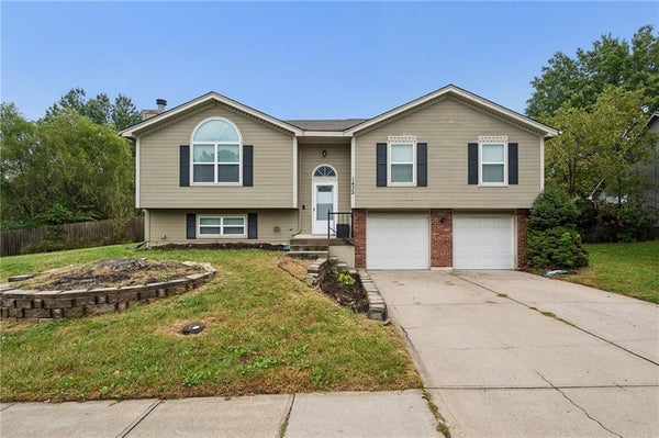 1432 NW YANKEE DR, BLUE SPRINGS, MO 64015 - Image e48f499e9bb1fbfe114a9fee92a90dbc/356525729