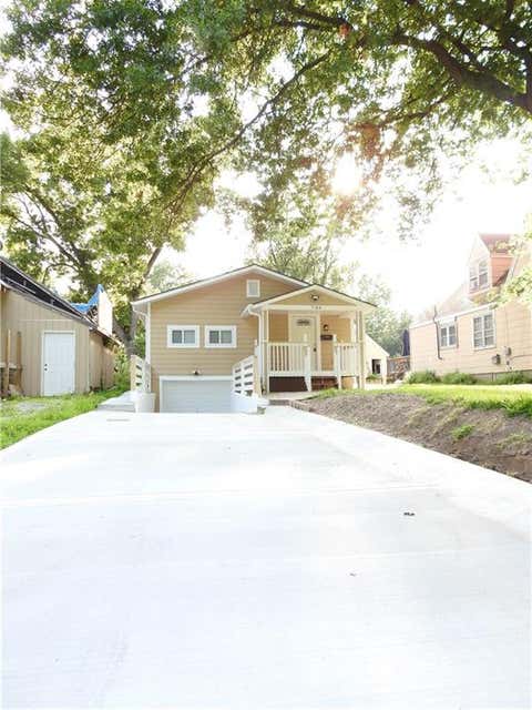 Photo of 706 S Northern Boulevard, Independence, MO 64053 (MLS # 2637378)