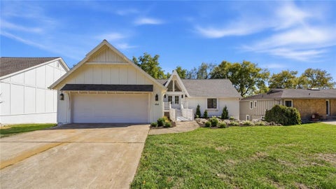 Photo of 484 N Winnebago Drive, Lake Winnebago, MO 64034 (MLS # 2645326)