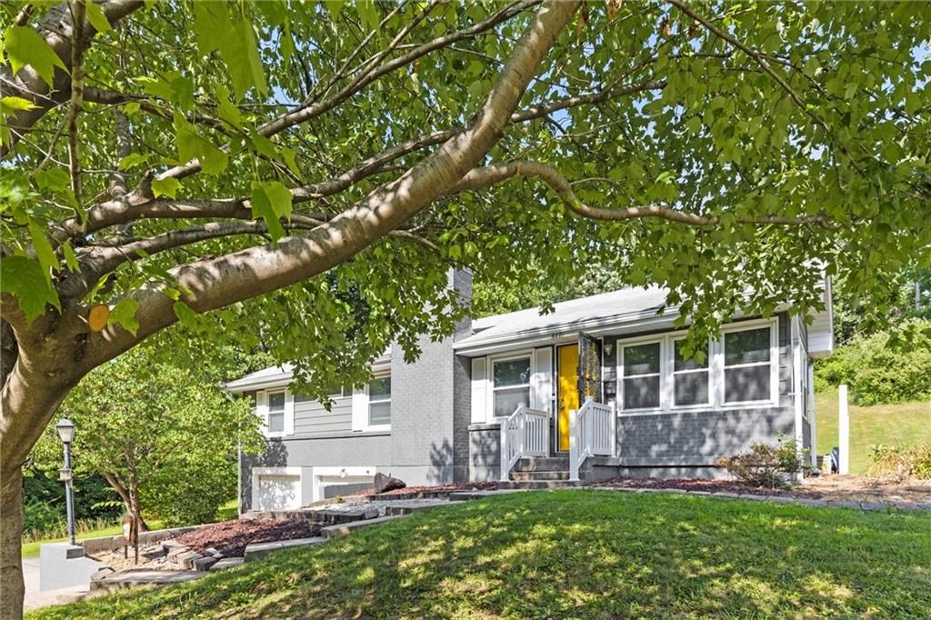 Photo of 6601 N Broadway Street, Gladstone, MO 64118 (MLS # 2606149)