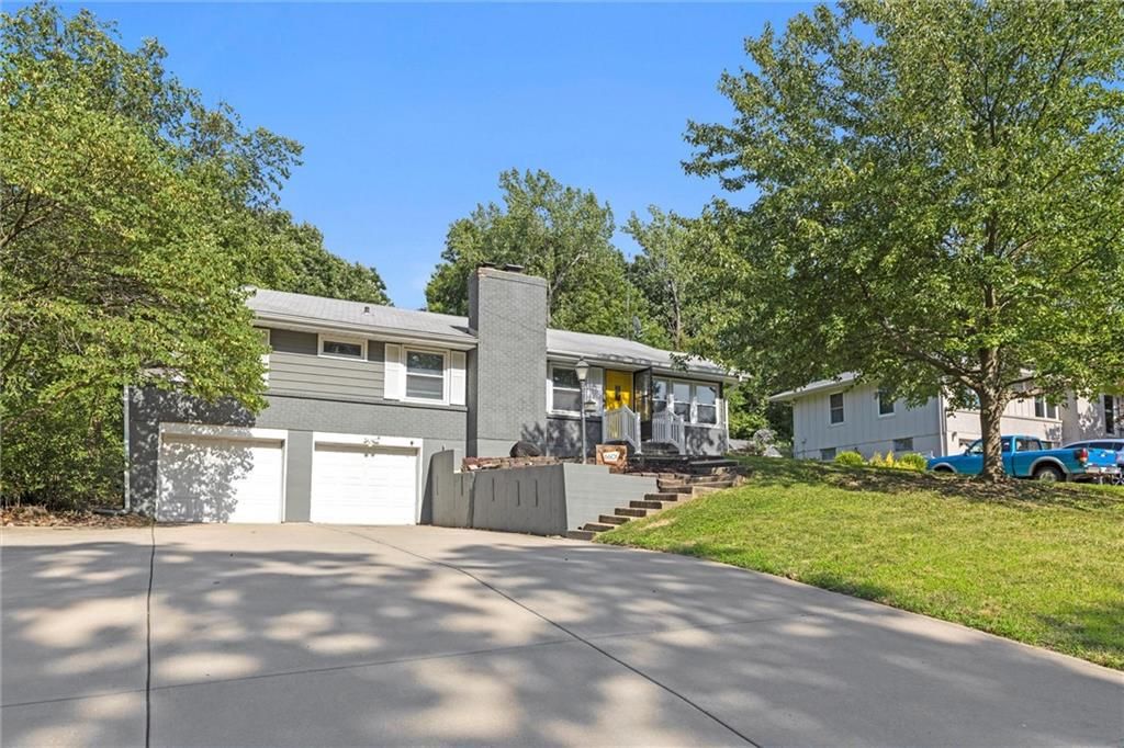 Photo of 6601 N Broadway Street, Gladstone, MO 64118 (MLS # 2606149)