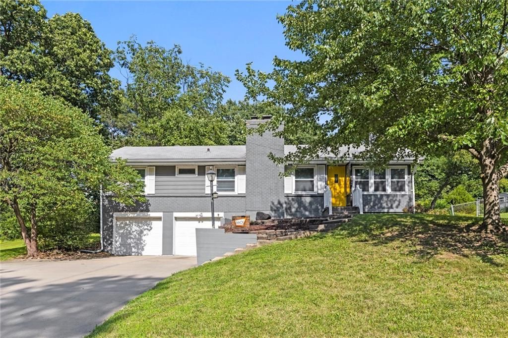 Photo of 6601 N Broadway Street, Gladstone, MO 64118 (MLS # 2606149)