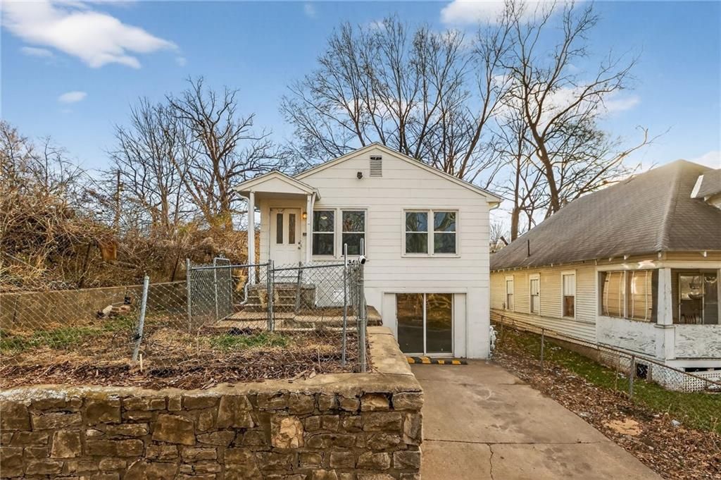 Photo of 8727 E Lexington Avenue, Independence, MO 64053 (MLS # 2591713)