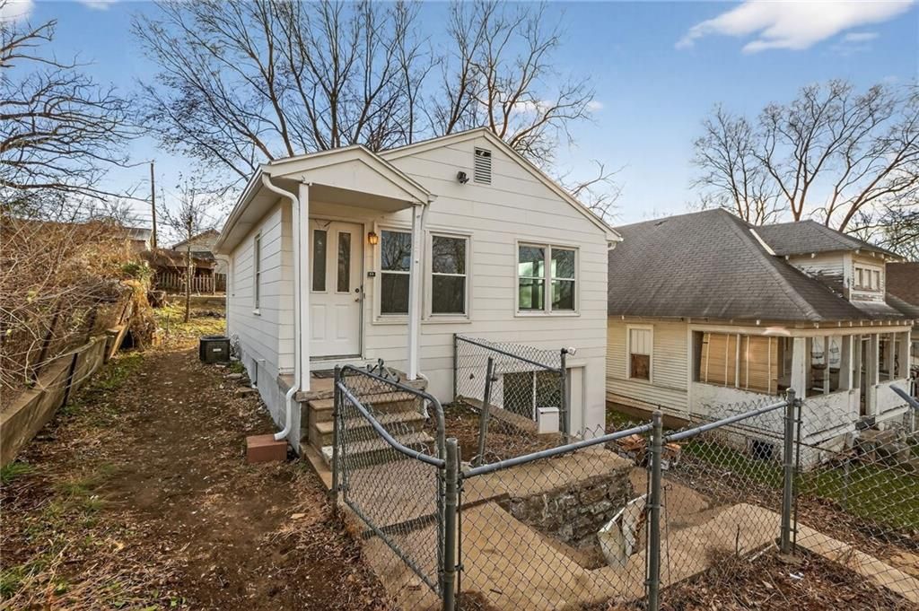 Photo of 8727 E Lexington Avenue, Independence, MO 64053 (MLS # 2591713)
