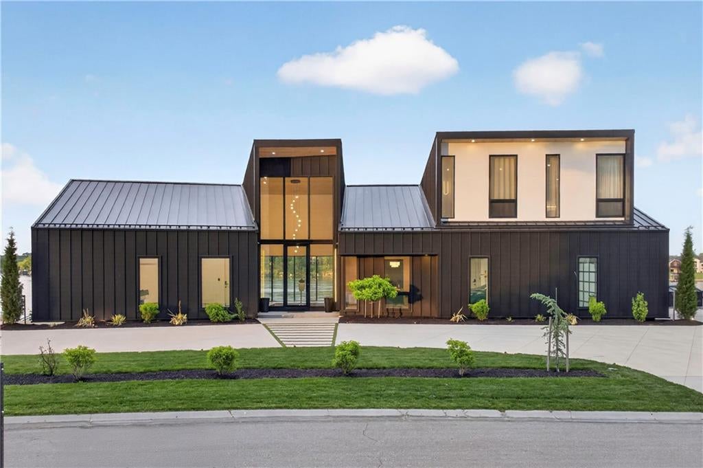 16 Seminole Cir, Lake Winnebago, MO, 64034, USA, 5 Bedrooms Bedrooms, ,6 BathroomsBathrooms,Residential,Active,16 Seminole Cir,2609530