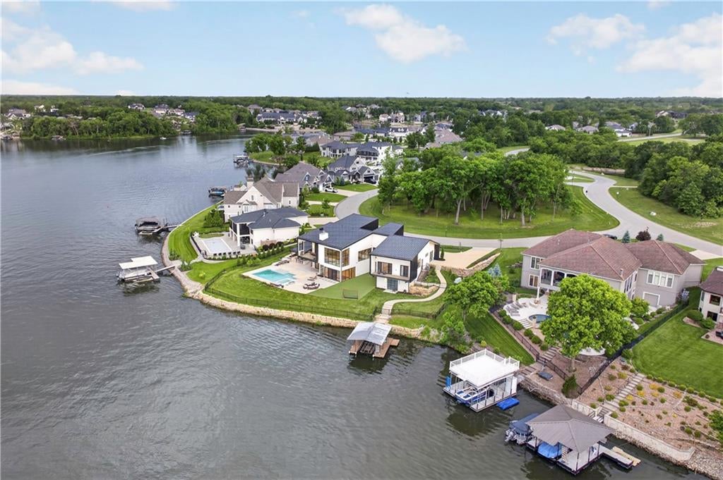 16 Seminole Cir, Lake Winnebago, MO, 64034, USA, 5 Bedrooms Bedrooms, ,6 BathroomsBathrooms,Residential,Active,16 Seminole Cir,2609530