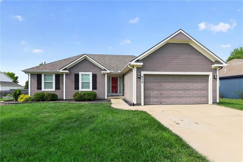 Photo of 512 E Cheyenne Street, Gardner, KS 66030 (MLS # 2637569)