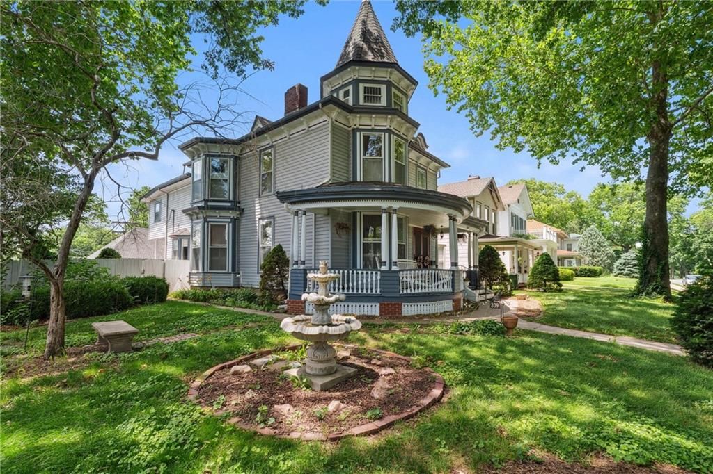 Photo of 309 N Esplanade Street, Leavenworth, KS 66048 (MLS # 2598557)