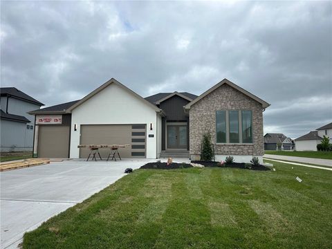 Photo of 2037 SW Red Barn Lane, Lees Summit, MO 64082 (MLS # 2600593)