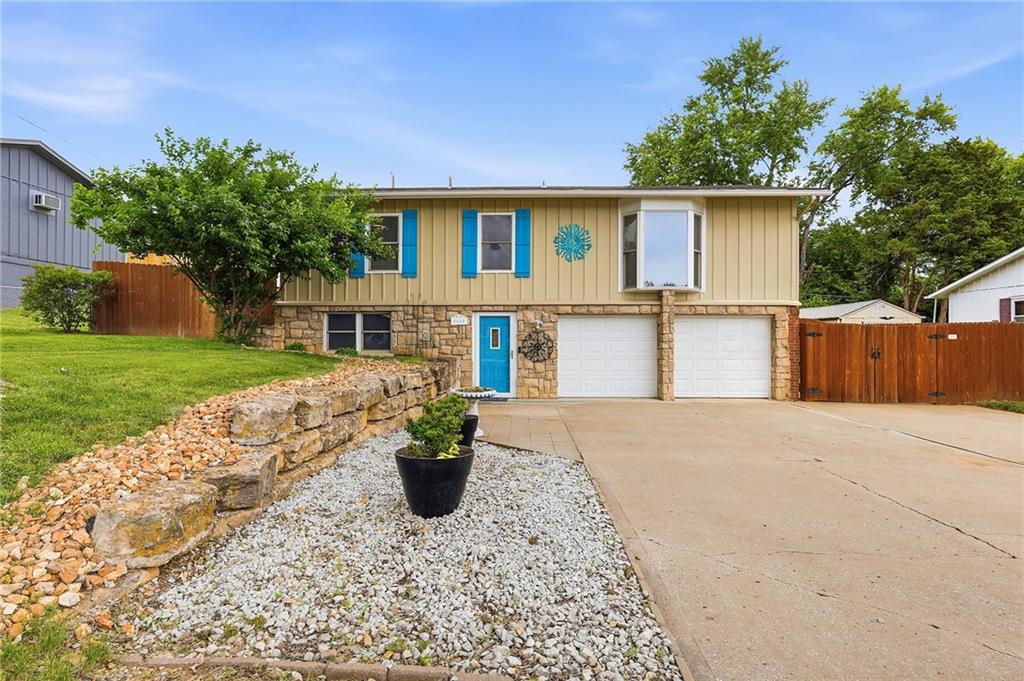 Photo of 8430 Tauromee Avenue, Kansas City, KS 66112 (MLS # 2623266)