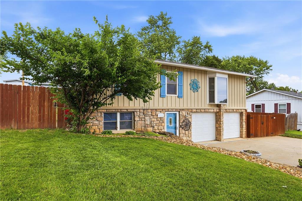 Photo of 8430 Tauromee Avenue, Kansas City, KS 66112 (MLS # 2623266)