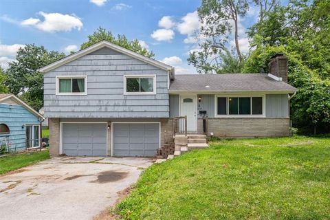 Photo of 3035 ENGLEWOOD Terrace, Independence, MO 64052 (MLS # 2622849)