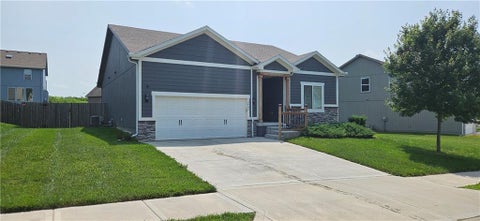 Photo of 12432 Live Oak Circle, Peculiar, MO 64078 (MLS # 2634000)