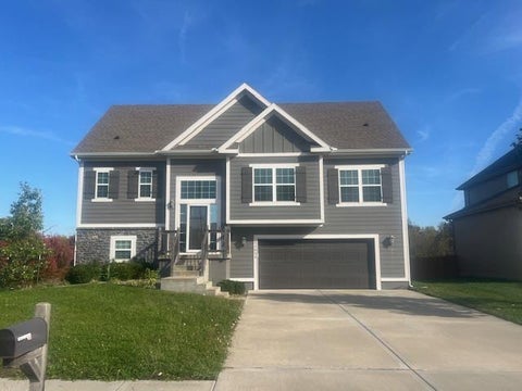 Photo of 11611 N Crystal Avenue, Kansas City, MO 64156 (MLS # 2648558)