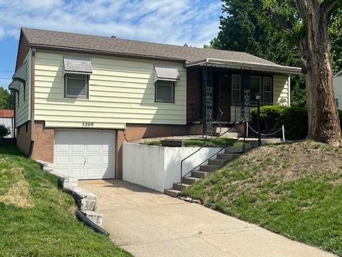 Photo of 3209 Mark Twain Drive, St Joseph, MO 64501 (MLS # 2617552)