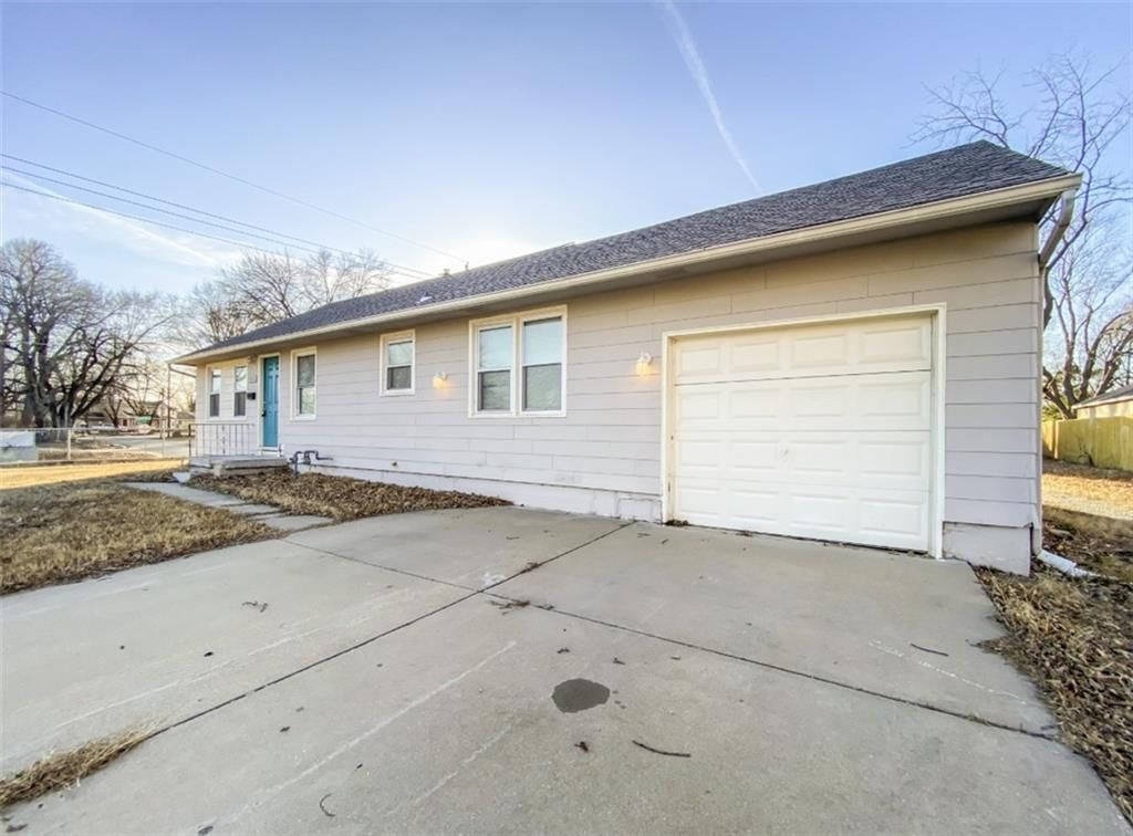 Photo of 11426 Applewood Drive, Kansas City, MO 64134 (MLS # 2598457)