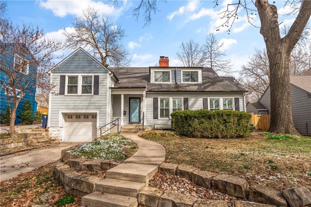 Photo of 616 E 66th Street, Kansas City, MO 64131 (MLS # 2607599)