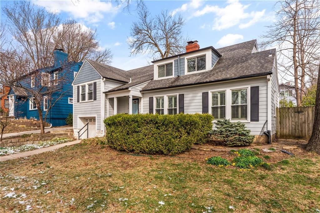 Photo of 616 E 66th Street, Kansas City, MO 64131 (MLS # 2607599)