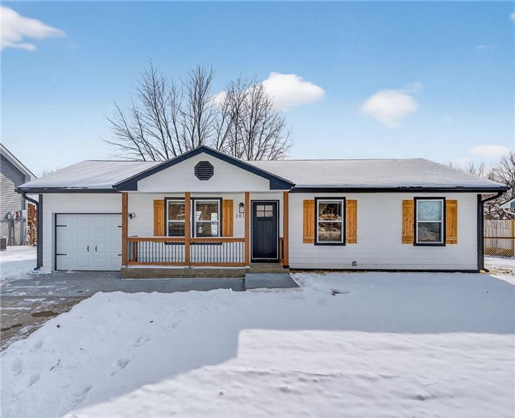 Photo of 2015 Karlton Way, Excelsior Springs, MO 64024 (MLS # 2598426)